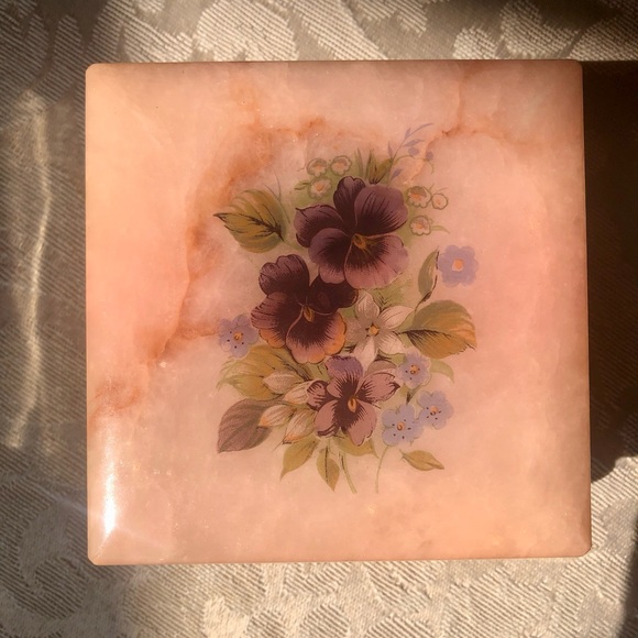 Alabaster Jewelry Box. Genuine Alabaster Stone. Vintage. Made in Italy. - Picture 3 of 13